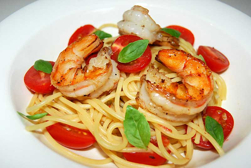 Pasta with Shrimp, Tomatoes and Basil